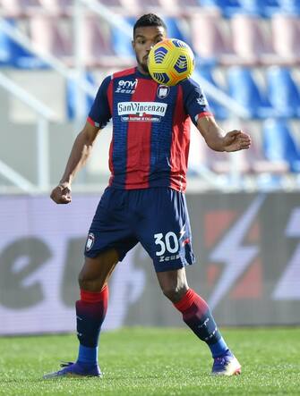 Junior Messias controlla il pallone con la maglia del Crotone