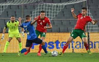 Italy's midfielder Marco Verratti (L) fights for the ball with Bulgaria's defender Valentin Antov (C) and Bulgaria's midfielder Petar Vitanov (R) during the FIFA World Cup Qatar 2022 qualifying round Group C football match between Italy and Bulgaria at the Artemio-Franchi stadium in Florence, on September 2, 2021. (Photo by Alberto PIZZOLI / AFP) (Photo by ALBERTO PIZZOLI/AFP via Getty Images)