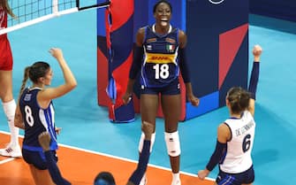 epa09447905 Italy's Paola Ogechi Egonu (C) celebrates with teammates during the 2021 Women's European Volleyball Championship final between Serbia and Italy in Belgrade, Serbia, 04 September 2021.  EPA/ANDREJ CUKIC