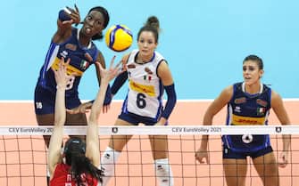 epa09447764 Italy's Paola Ogechi Egonu (L) in action against Serbia's Milena Rasic (front) during the 2021 Women's European Volleyball Championship final between Serbia and Italy in Belgrade, Serbia, 04 September 2021.  EPA/ANDREJ CUKIC
