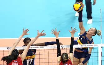 epa09447780 Italy's Elena Pietrini (R) in action against Serbian players Maja Ognjenovic (C) and Milena Rasic (L) during the 2021 Women's European Volleyball Championship final between Serbia and Italy in Belgrade, Serbia, 04 September 2021.  EPA/ANDREJ CUKIC
