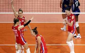 epa09447802 Serbia's Tijana Boskovic (R) celebrates with teammates during the 2021 Women's European Volleyball Championship final between Serbia and Italy in Belgrade, Serbia, 04 September 2021.  EPA/ANDREJ CUKIC