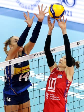 epa09447857 Serbia's Maja Ognjenovic (R) in action against Italy's Elena Pietrini (L) during the 2021 Women's European Volleyball Championship final between Serbia and Italy in Belgrade, Serbia, 04 September 2021.  EPA/ANDREJ CUKIC