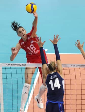 epa09447865 Serbia's Tijana Boskovic (L) in action against Italy's Elena Pietrini (R) during the 2021 Women's European Volleyball Championship final between Serbia and Italy in Belgrade, Serbia, 04 September 2021.  EPA/ANDREJ CUKIC