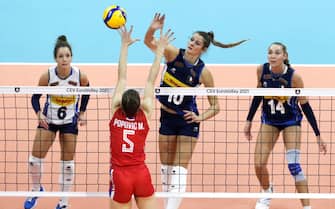 epa09447812 Italy's Cristina Chirichella (2-R) in action against Serbia's Mina Popovic (2-L) during the 2021 Women's European Volleyball Championship final between Serbia and Italy in Belgrade, Serbia, 04 September 2021.  EPA/ANDREJ CUKIC