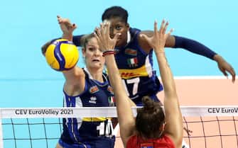 epa09447778 Italy's Cristina Chirichella (L) in action against Serbia's Bojana Milenkovic (R) during the 2021 Women's European Volleyball Championship final between Serbia and Italy in Belgrade, Serbia, 04 September 2021.  EPA/ANDREJ CUKIC