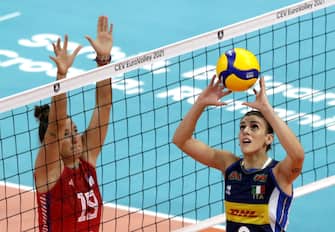 epa09447909 Italy's Alessia Orro (R) in action against Serbia's Bojana Milenkovic (L) during the 2021 Women's European Volleyball Championship final between Serbia and Italy in Belgrade, Serbia, 04 September 2021.  EPA/ANDREJ CUKIC