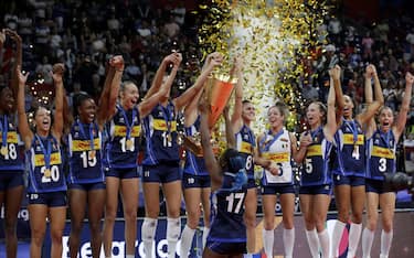 epa09448108 Italy's Miriam Fatime Sylla (front C) lifts the trophy as her teammates celebrate on the podium after winning the 2021 Women's European Volleyball Championship final between Serbia and Italy in Belgrade, Serbia, 04 September 2021.  EPA/ANDREJ CUKIC