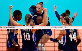 Italy's players celebrate during the CEV EuroVolley 2021 women's volleyball final match between Serbia and Italy, in Belgrade on September 4, 2021. (Photo by PEDJA MILOSAVLJEVIC / AFP) (Photo by PEDJA MILOSAVLJEVIC/AFP via Getty Images)