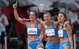 TOKYO, JAPAN - SEPTEMBER 04: (L-R) Silver medalist Martina Caironi of Team Italy, bronze medalist Monica Graziana Contrafatto of Team Italy, gold medalist Ambra Sabatini of Team Italy celebrate after competing in the Women's 100m - T63 Final on day 11 of the Tokyo 2020 Paralympic Games at Olympic Stadium on September 04, 2021 in Tokyo, Japan. (Photo by Dean Mouhtaropoulos/Getty Images)