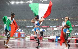 TOKYO, JAPAN - SEPTEMBER 04: Bronze medalist Monica Graziana Contrafatto of Team Italy, gold medalist Ambra Sabatini of Team Italy and silver medalist Martina Caironi of Team Italy celebrate after competing in the Women's 100m - T63 Final on day 11 of the Tokyo 2020 Paralympic Games at Olympic Stadium on September 04, 2021 in Tokyo, Japan. (Photo by Alex Pantling/Getty Images)