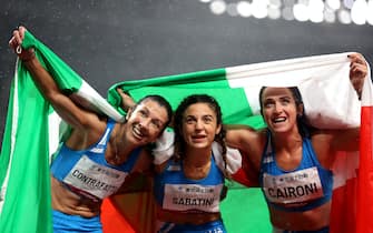TOKYO, JAPAN - SEPTEMBER 04: (L-R) Bronze medalist Monica Graziana Contrafatto of Team Italy, gold medalist Ambra Sabatini of Team Italy and silver medalist Martina Caironi of Team Italy celebrate after competing in the Women's 100m - T63 Final on day 11 of the Tokyo 2020 Paralympic Games at Olympic Stadium on September 04, 2021 in Tokyo, Japan. (Photo by Alex Pantling/Getty Images)