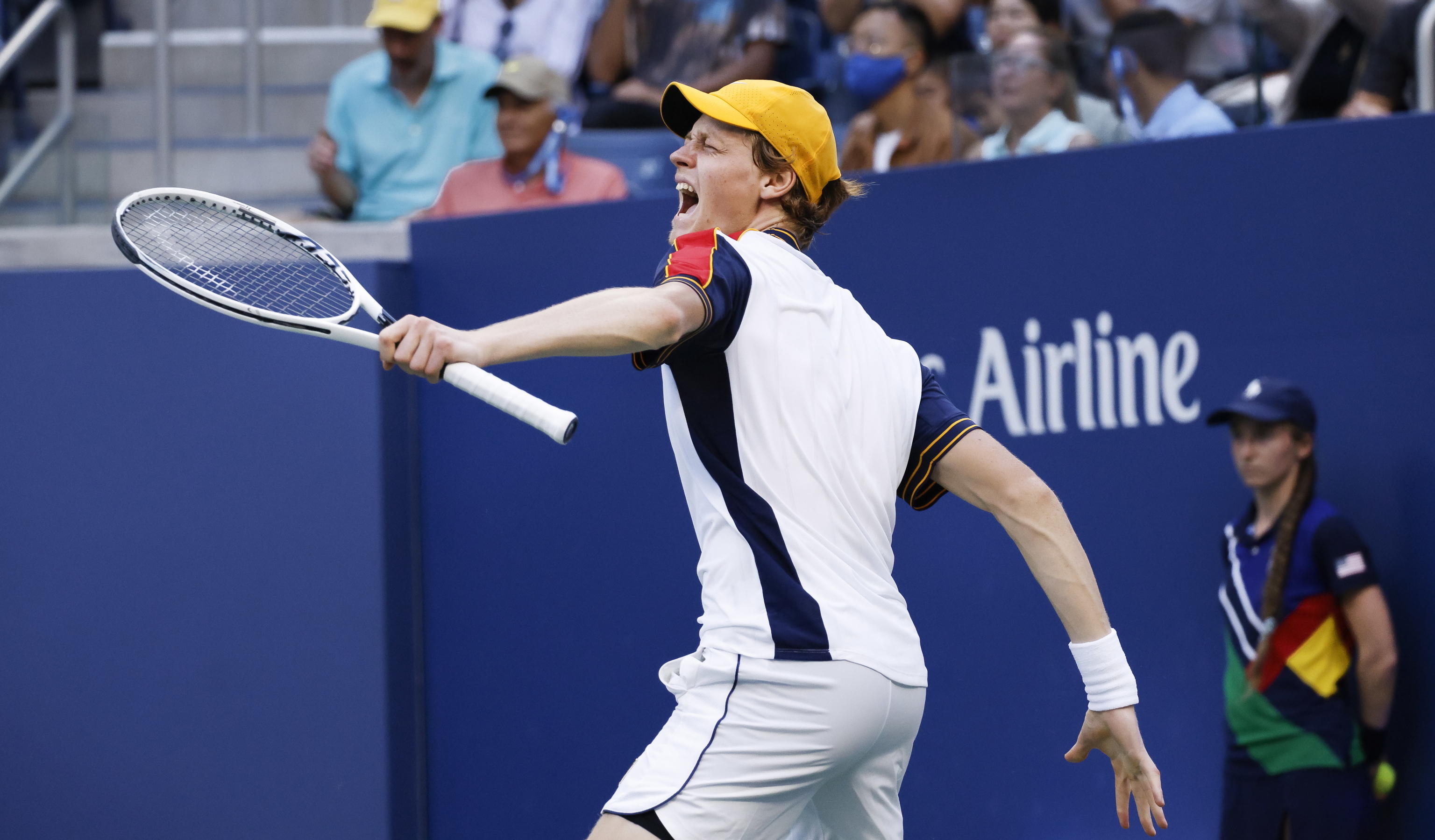 Jannik Sinner esulta dopo la vittoria contro Monfils Jannik Sinner