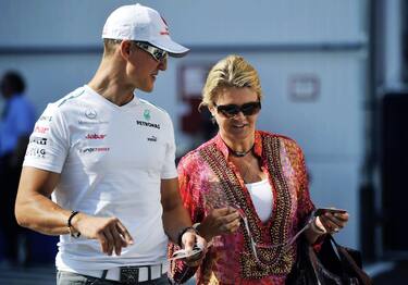 (FILE) A file picture dated 28 July 2012 shows German Formula One driver Michael Schumacher (L) of Mercedes AMG and his wife Corinna (R) arriving for the third practice session at the Hungaroring race track in Mogyorod, near Budapest, Hungary. Seven-time world champion Formula One driver Michael Schumacher on 04 October 2012 announced his retirement form the sport. The statement ended all speculation that 43-year-old Schumacher may find a new team after Mercedes said it would not renew his contract at the end of the season.  ANSA/LASZLO BELICZAY HUNGARY OUT