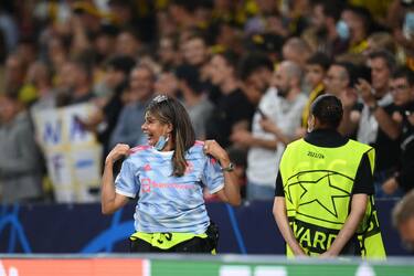 BERN, SWITZERLAND - SEPTEMBER 14: A Security guard reacts after receiving the shirt of Cristiano Ronaldo of Manchester United (not pictured) after the UEFA Champions League group F match between BSC Young Boys and Manchester United at Stadion Wankdorf on September 14, 2021 in Bern, Switzerland. (Photo by Matthias Hangst/Getty Images)