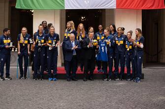 Gli atleti azzurri incontrano Draghi e Mattarella ll Presidente del Consiglio Mario Draghi riceve a palazzo Chigi le Nazionali italiane, femminili e maschili, di pallavolo campioni d'Europa, Roma 27 settembre 2021. ANSA/FILIPPO ATTILI - uff stampa Palazzo Chigi +NO SALES - EDITORIAL USE ONLY+