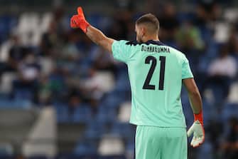REGGIO NELL'EMILIA, ITALY - SEPTEMBER 08: Gianluigi Donnarumma of Italy makes a thumbs up gesture towards a team mate during the 2022 FIFA World Cup Qualifier match between Italy and Lithuania at Mapei Stadium - Citta' del Tricolore on September 08, 2021 in Reggio nell'Emilia, . (Photo by Jonathan Moscrop/Getty Images)