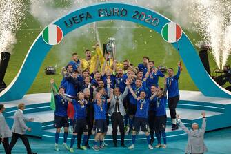 1233964119 WEMBLEY STADIUM, LONDON, UNITED KINGDOM - 2021/07/12: Giorgio Chiellini of Italy holds the trophy while the italian team celebrate the victory during the prize ceremony at the end of the Uefa Euro 2020 Final football match between Italy and England. Italy won 4-3 over England after penalties. (Photo by Andrea Staccioli/Insidefoto/LightRocket via Getty Images)