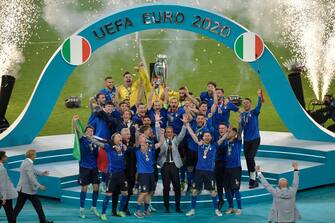 WEMBLEY STADIUM, LONDON, UNITED KINGDOM - 2021/07/12: Giorgio Chiellini of Italy holds the trophy while the italian team celebrate the victory during the prize ceremony at the end of the Uefa Euro 2020 Final football match between Italy and England. Italy won 4-3 over England after penalties. (Photo by Andrea Staccioli/Insidefoto/LightRocket via Getty Images)