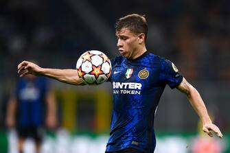 1235308976 STADIO GIUSEPPE MEAZZA, MILAN, ITALY - 2021/09/15: Nicolo Barella of FC Internazionale controls the ball during the UEFA Champions League football match between FC Internazionale and Real Madrid CF. Real Madrid CF won 1-0 over FC Internazionale. (Photo by Nicolò Campo/LightRocket via Getty Images)