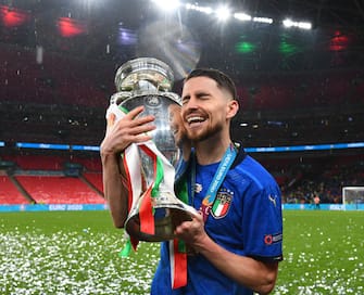 1328315665 LONDON, ENGLAND - JULY 11: Jorginho of Italy celebrates with The Henri Delaunay Trophy following his team's victory in the UEFA Euro 2020 Championship Final between Italy and England at Wembley Stadium on July 11, 2021 in London, England. (Photo by Claudio Villa/Getty Images)