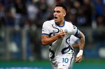 1344476629 REGGIO NELL'EMILIA, ITALY - OCTOBER 02: Lautaro Martinez of FC Internazionale celebrates after scoring their team's second goal from the penalty spot during the Serie A match between US Sassuolo v FC Internazionale at Mapei Stadium - Citta' del Tricolore on October 02, 2021 in Reggio nell'Emilia, Italy. (Photo by Alessandro Sabattini/Getty Images)