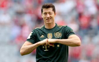 1341109517 MUNICH, GERMANY - SEPTEMBER 18: Robert Lewandowski of FC Bayern Muenchen celebrates his first goal during the Bundesliga match between FC Bayern München and VfL Bochum at Allianz Arena on September 18, 2021 in Munich, Germany. (Photo by Alexander Hassenstein/Getty Images)