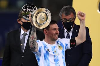 1328078503 RIO DE JANEIRO, BRAZIL - JULY 10: Lionel Messi of Argentina lifts his top scorer award after winning the final of Copa America Brazil 2021 between Brazil and Argentina at Maracana Stadium on July 10, 2021 in Rio de Janeiro, Brazil. (Photo by Buda Mendes/Getty Images)