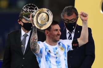 RIO DE JANEIRO, BRAZIL - JULY 10: Lionel Messi of Argentina lifts his top scorer award after winning the final of Copa America Brazil 2021 between Brazil and Argentina at Maracana Stadium on July 10, 2021 in Rio de Janeiro, Brazil. (Photo by Buda Mendes/Getty Images)