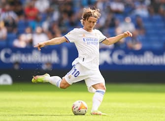 1344757377 BARCELONA, SPAIN - OCTOBER 03: Luka Modric of Real Madrid CF runs with the ball during the La Liga Santander match between RCD Espanyol and Real Madrid CF at RCDE Stadium on October 03, 2021 in Barcelona, Spain. (Photo by David Ramos/Getty Images)