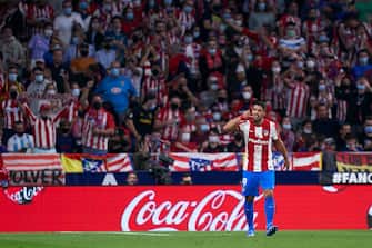 1344473215 MADRID, SPAIN - OCTOBER 02: Luis Suarez of Atletico de Madrid celebrates after scoring his team's second goal during the La Liga Santander match between Club Atletico de Madrid and FC Barcelona at Estadio Wanda Metropolitano on October 02, 2021 in Madrid, Spain. (Photo by Quality Sport Images/Getty Images)