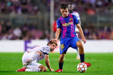 BARCELONA, SPAIN - SEPTEMBER 14: Pedro Gonzalez 'Pedri' of FC Barcelona competes for the ball with Thomas Muller of Bayern Munchen during the UEFA Champions League group E match between FC Barcelona and Bayern MÃ¼nchen at Camp Nou on September 14, 2021 in Barcelona, Spain. (Photo by Pedro Salado/Quality Sport Images/Getty Images)