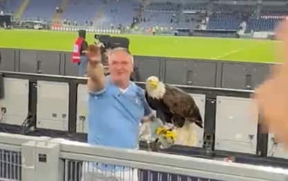 Lazio, il falconiere fa il saluto romano allo stadio Olimpico: sospeso