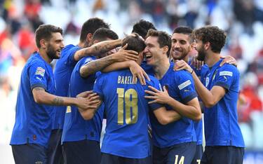 TURIN, ITALY - OCTOBER 10:  Nicolo Barella of Italy celebrates with team-mates after scoring the opening goal during the UEFA Nations League 2021 Third Place Match between Italy and Belgium at Juventus Stadium on October 10, 2021 in Turin, Italy. (Photo by Claudio Villa/Getty Images)