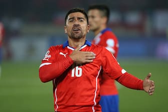 SANTIAGO, CHILE - JUNE 19: David Pizarro of Chile celebrates the fifth goal of his team, scored through an own goal by Ronald Raldes of Bolivia (NOT IN FRAME) during the 2015 Copa America Chile Group A match between Chile and Bolivia at Nacional Stadium on June 19, 2015 in Santiago, Chile. (Photo by Daniel Jayo/LatinContent via Getty Images) 