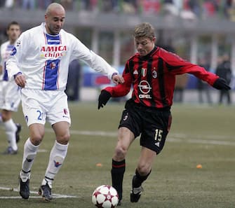 MILAN, ITALY - JANUARY 30: Jon Tomasson of Milan (R) and Stefano Torrisi of Bolgna in action during the Serie A match between AC Milan and Bologna at the Guiseppe Meazza San Ciro stadium on January 30, 2005 in Milan, Italy. (Photo by New Press/Getty Images)