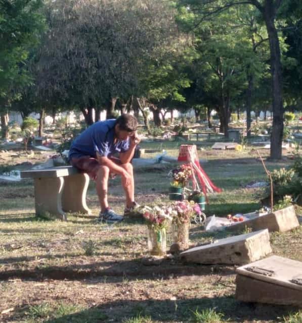 Padre ascolta la partita sulla tomba del figlio ultras, la foto è virale