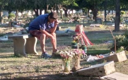 Argentina, ascolta le partite di calcio sulla tomba del figlio morto