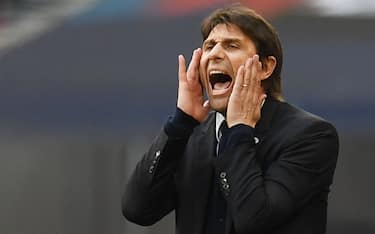 epa05921877 Chelsea manager Antonio Conte reacts  during the FA Cup semi final match Chelsea vs Tottenham at Wembley Stadium  in London, Britain, 22 April 2017.  EPA/ANDY RAIN EDITORIAL USE ONLY. No use with unauthorized audio, video, data, fixture lists, club/league logos or 'live' service. Online in-match use limited to 75 images, no video emulation. No use in betting, games or single club/league/player publications