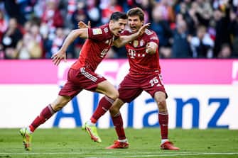MUNICH, GERMANY - OCTOBER 23: (EDITORS NOTE: Image has been digitally enhanced.) Robert Lewandowski of FC Bayern MÃ¼nchen celebrates with Thomas MÃ¼ller after scoring his teamâ  s second goal during the Bundesliga match between FC Bayern MÃ¼nchen and TSG Hoffenheim at Allianz Arena on October 23, 2021 in Munich, Germany. (Photo by Sebastian Widmann/Bundesliga/Bundesliga Collection via Getty Images)
