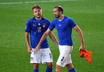 BERGAMO, ITALY - OCTOBER 14: Giorgio Chiellini and Ciro Immobile of Italy greet fans after the UEFA Nations League group stage match between Italy and Netherlands at Stadio Atleti Azzurri d'Italia on October 14, 2020 in Bergamo, Italy. (Photo by Alessandro Sabattini/Getty Images)