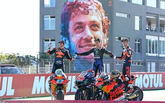I campioni del mondo della Moto 2, Moto 3 e Moto Gp a Valencia. Alle loro spalle un murales di Valentino Rossi