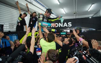Valentino Rossi portato in trionfo dopo l'ultimo Gp a Valencia