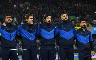 BELFAST, NORTHERN IRELAND - NOVEMBER 15: Players of Italy line up for the national anthem prior to the 2022 FIFA World Cup Qualifier match between Northern Ireland and Italy at Windsor Park on November 15, 2021 in Belfast, Northern Ireland. (Photo by Claudio Villa/Getty Images)