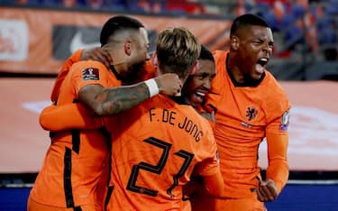 ROTTERDAM, NETHERLANDS - NOVEMBER 16: Steven Bergwijn of Holland celebrates 1-0 with Denzel Dumfries of Holland, Frenkie de Jong of Holland, Memphis Depay of Holland during the  World Cup Qualifier  match between Holland  v Norway at the De Kuip on November 16, 2021 in Rotterdam Netherlands (Photo by Eric Verhoeven/Soccrates/Getty Images)