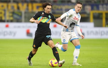 MILAN, ITALY - NOVEMBER 21: Matteo Darmian of FC Internazionale and Piotr Zielinski of SSC Napoli  battle for the ball  during the Serie A match between FC Internazionale and SSC Napoli at Stadio Giuseppe Meazza on November 21, 2021 in Milan, Italy. (Photo by Marco Luzzani/Getty Images)
