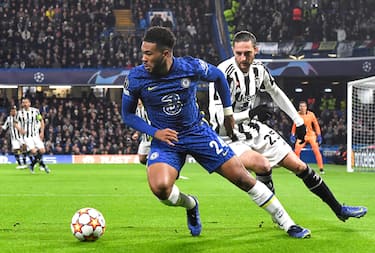 epa09599589 Reece James (L) of Chelsea in action against Adrien Rabiot (R) of Juventus during the UEFA Champions League group H soccer match between Chelsea FC and Juventus FC in London, Britain, 23 November 2021.  EPA/Facundo Arrizabalaga