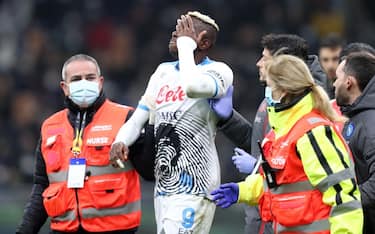 MILAN, ITALY - NOVEMBER 21: (BILD OUT) Victor Osimhen of SSC Napoli injured during the Serie A match between FC Internazionale and SSC Napoli at Stadio Giuseppe Meazza on November 21, 2021 in Milan, Italy. (Photo by Sportinfoto/DeFodi Images via Getty Images)