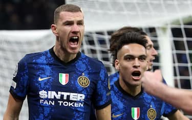 Inter Milan s Edin Dzeko (L) jubilates with his teammate Lautaro Martinez after scoring goal of 1 to 0 during he UEFA Champions League group  D soccer match between FC Inter  and Shakhtar Donetsk  at Giuseppe Meazza stadium in Milan, 24 November 2021.
ANSA / MATTEO BAZZI

