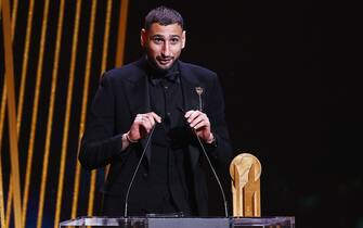 Paris Saint-Germain's Italian goalkeeper Gianluigi Donnarumma delivers a speech after being awarded the the Yashin Trophy for best goalkeeper  during the 2021 Ballon d'Or France Football award ceremony at the Theatre du Chatelet in Paris on November 29, 2021. (Photo by FRANCK FIFE / AFP) (Photo by FRANCK FIFE/AFP via Getty Images)